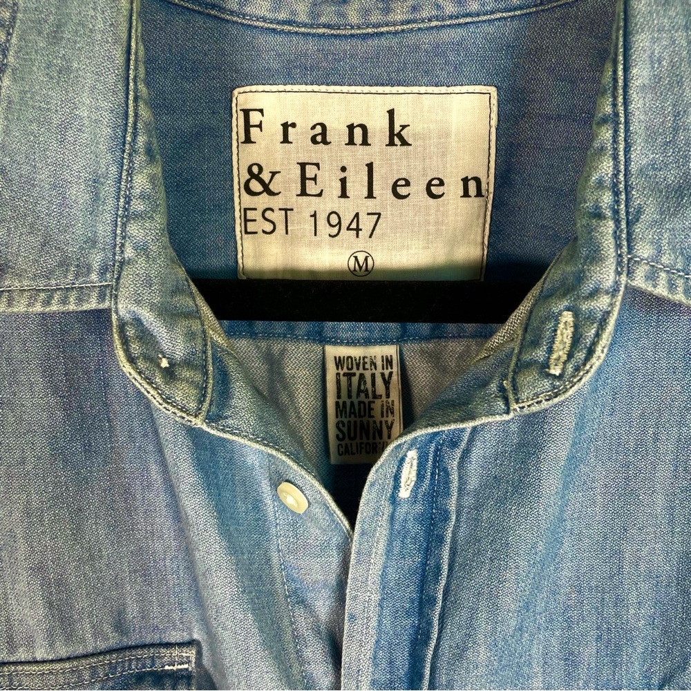 Frank & Eileen Gavin Blue Chambray Button Down Shirt Women’s Medium - Picture 3 of 6